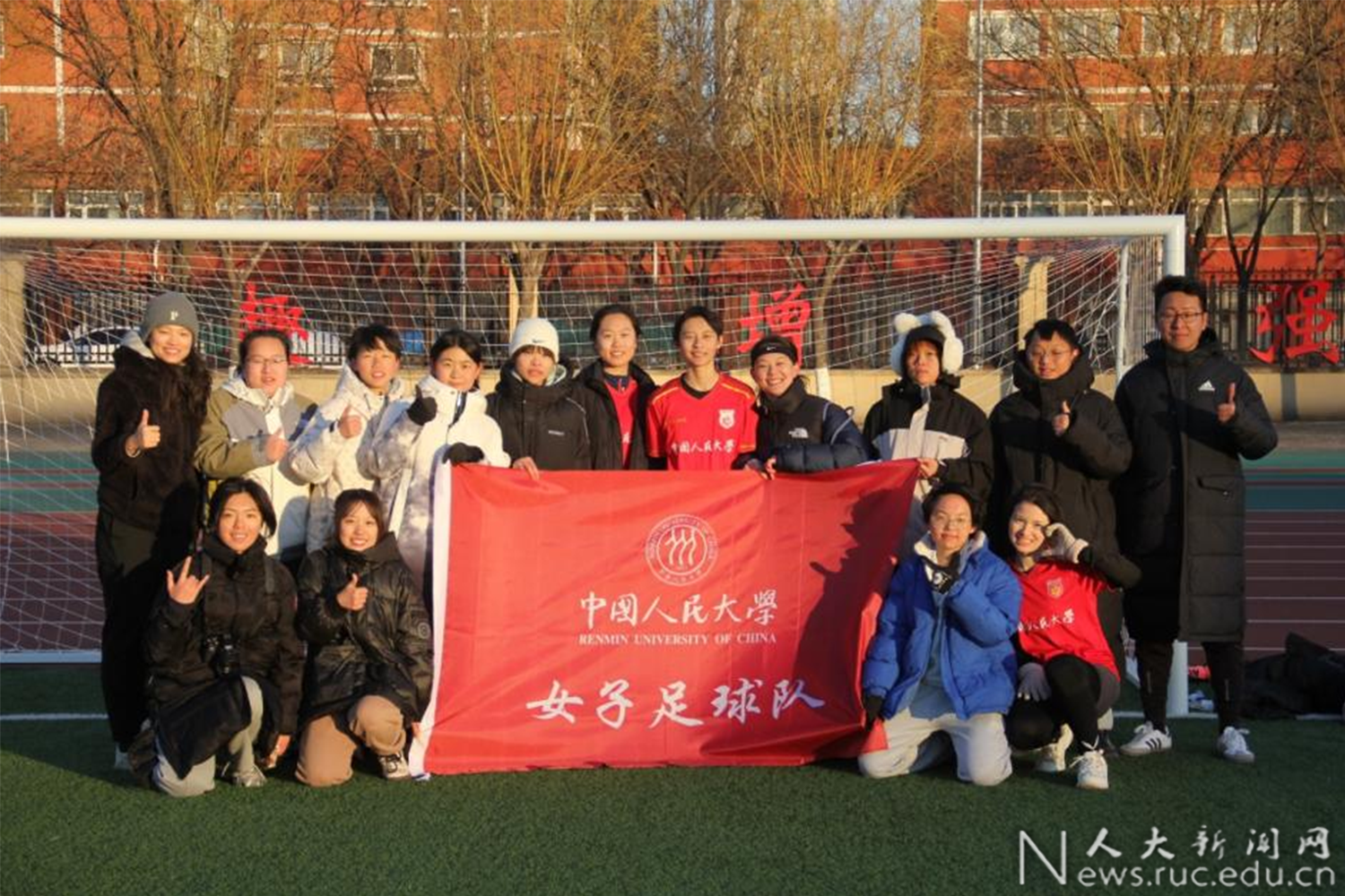 中国女足在国际赛场奋勇拼搏，展现青春风采
