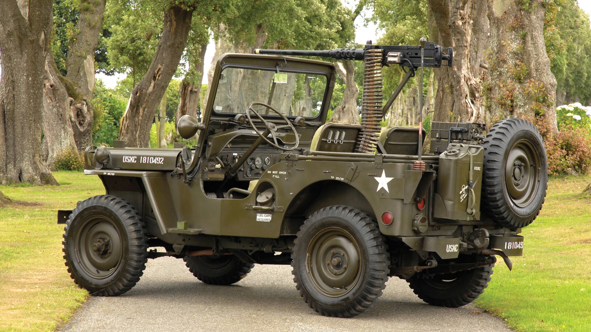 马刺全队观摩女子篮球比赛表示敬意，马刺美女球迷看台跳舞