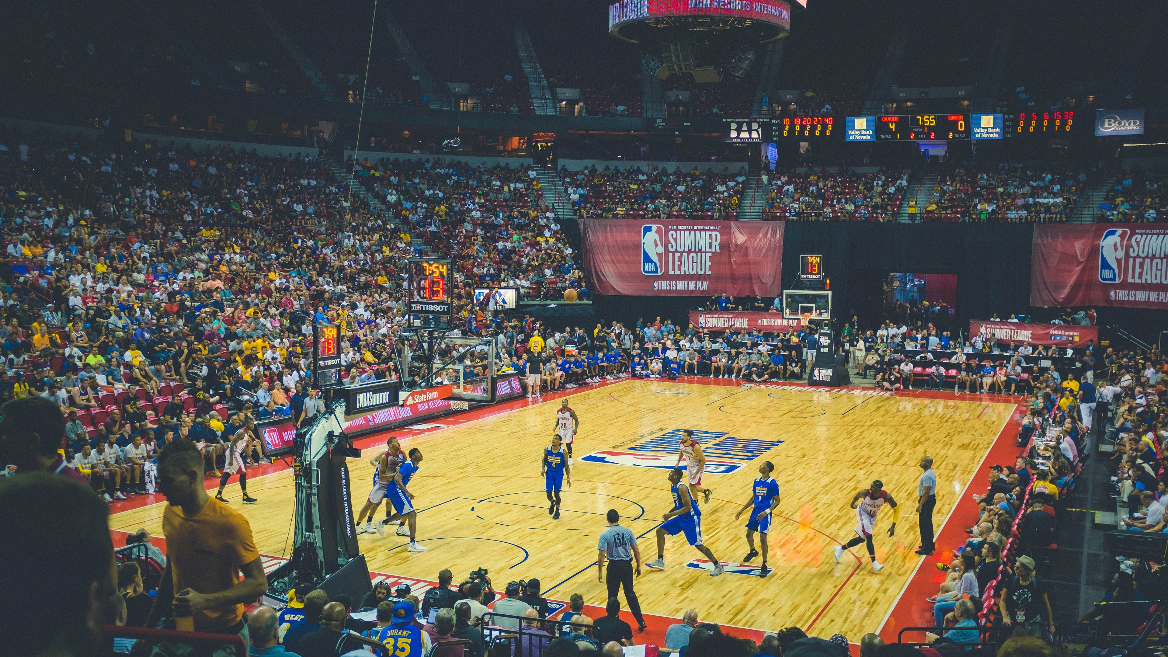 “战火点燃!两队鏖战九局,胜负只在一线之间”