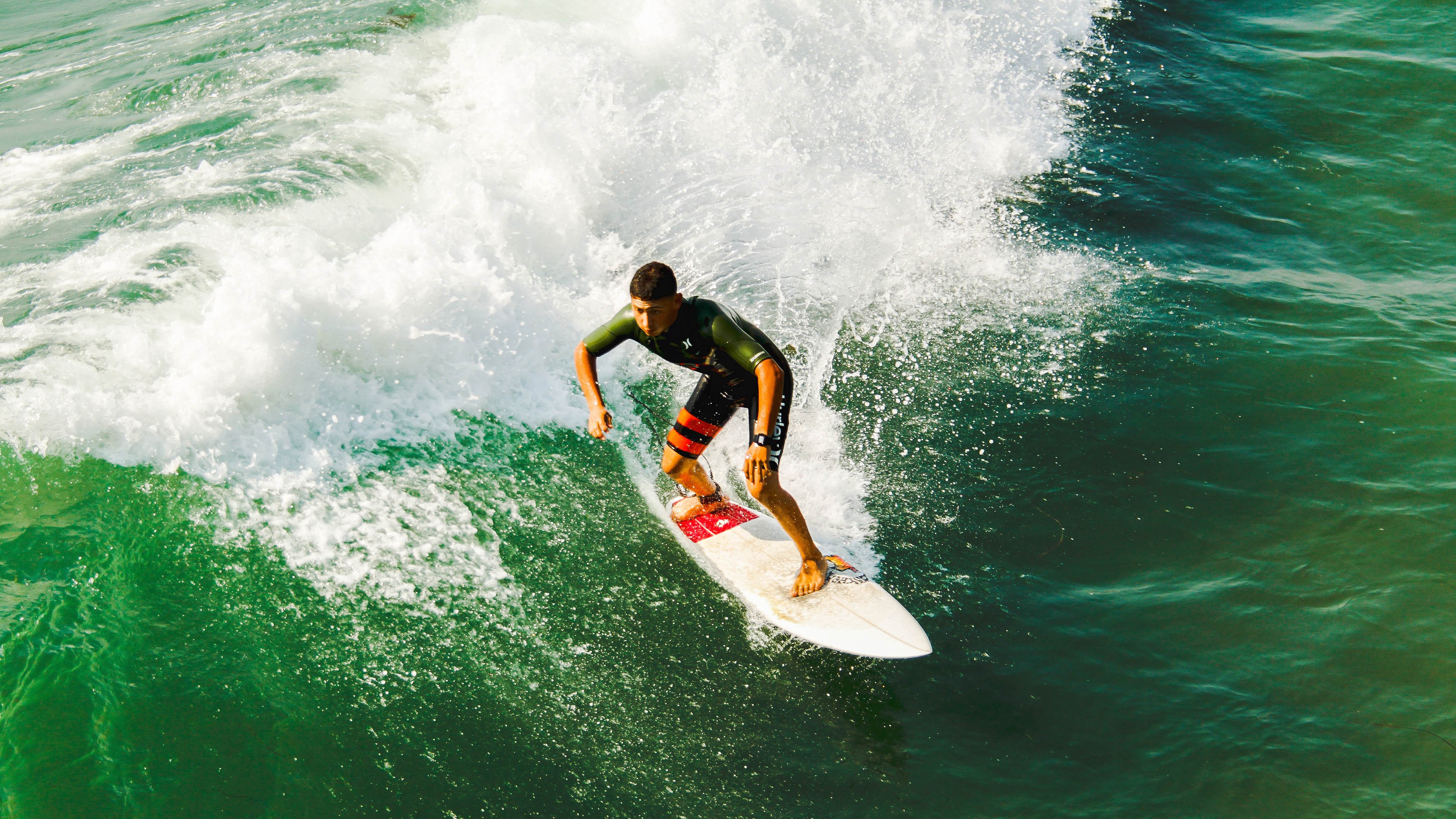 电竞专属生态链日益完善，产业链上下游紧密合作，电竞生态市场